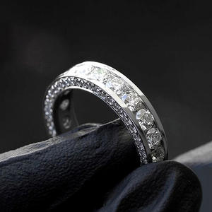 Anello da Donna T0241 con Diamante Taglio Brillante Rotondo, Colore D Naturale, Stile Classico per Fidanzamento, Fascia in Oro Bianco 18K - Product Image 1