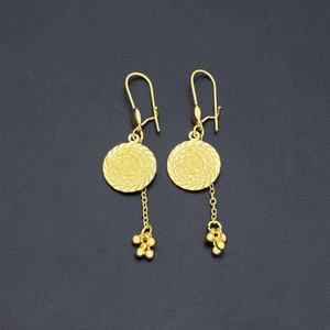 Boucles d'oreilles créoles Jxx en laiton plaqué or, design feuilles multi-formes, pour femme, idéales pour les occasions de mariage - Product Image 3