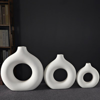 Vase en céramique artisanal minimaliste moderne en forme de donut pour la décoration intérieure et l'arrangement floral – Article de présentation en gros
