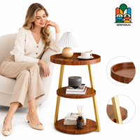 Table basse moderne à trois niveaux en bois rond avec plateau surélevé et élégant cadre fin doré