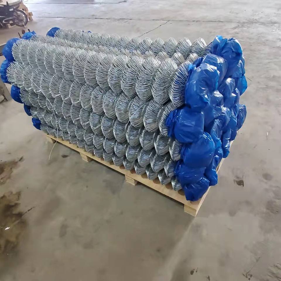 Galvanized & Pvc Coated Chain Link Fence diamond Mesh Wire Fence Roll ...