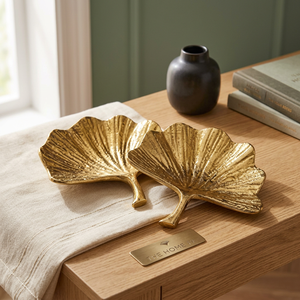 Assiettes décoratives en forme de feuille dorée, en métal poli fait main, design moderne et luxueux - Product Image 3