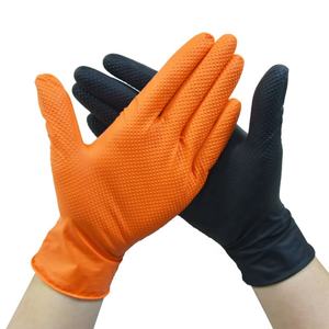 Guantes de Nitrilo Industriales Desechables de 6 y 8 mil con Textura de Diamante en Negro y Naranja para Mecánico, Agarre Resistente y de Alto Rendimiento - Product Image 5
