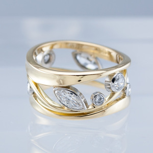 Anello da Donna in Tono Oro con Linee Geometriche Intrecciate e Zirconi Cubici, Gioiello alla Moda - Product Image 2
