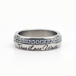 Bague de luxe personnalisée en acier inoxydable 316L pour hommes et femmes, pierre délicate gravée en CZ, bague de couple taille 5, bijouterie OEM, usine pour couple - Product Image 1