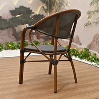 Französisches Bistro-Gartenmöbelset: Outdoor Rattan-Stuhl, Korbgeflecht-Kaffeehaus-Stuhl, Restaurant-Garten-Aluminium-Esstisch und -Stühle