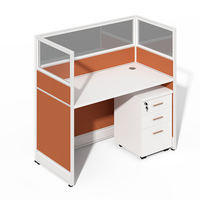 Poste de travail en L pour 2 à 4 personnes, bureau multi-personnes avec cloison et rangement, design d'entreprise moderne