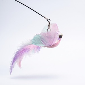 Giocattolo per Gatti Leggero e Portatile con Filo d'Acciaio, Simulazione di Piume di Uccello e Campanello Sonoro - Product Image 1