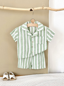 Conjunto informal de verano suave y cómodo de 2 uds para niños pequeños, camisa y pantalones cortos con cuello de solapa a rayas para la calidez y el estilo del bebé - Product Image 3