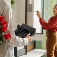Boîte cadeau pliable magnétique noire mate avec ruban en satin noir à bords dorés, emballage rigide pliable