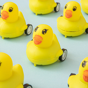 Vente en gros de voitures jouets en forme de petit canard jaune pour enfants de 5 à 7 ans, canard en plastique durable à tirer en arrière avec roues, canard jaune de 5 cm, cadeau - Product Image 1