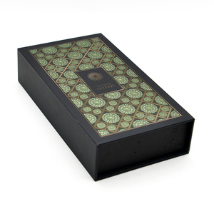 Boîte cadeau personnalisée en forme de livre noir avec fermeture magnétique, revêtement UV, lamination brillante mate, gaufrage, carton rigide, taille personnalisée, logo - Product Image 2