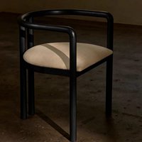 Fauteuil en bois massif de style nordique avec dossier incurvé, chaise de salle à manger en hêtre de luxe léger avec assemblage à mortaise et tenon pour la maison et l'hôtel
