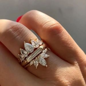 Anillo de compromiso de lujo con diamante cultivado en laboratorio de 2.5 quilates, diseño de corona, con diamantes en forma de pera y baguette, en oro amarillo, joyería fina. - Product Image 2