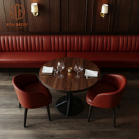 Ensemble de meubles de restaurant moderne : table ronde en bois, banquette demi-cercle en cuir rouge, table et chaises