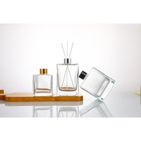 Diffuseur d'ambiance en verre carré personnalisé de 50 ml, 100 ml, 150 ml, 200 ml avec bâtonnets parfumés en fibre pour intérieur