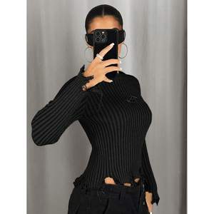 เสื้อสเวตเตอร์แขนราแกลนแบบดิสเทรสสีดำสำหรับผู้หญิง - Product Image 2