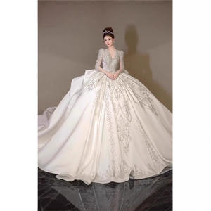 فستان زفاف فاخر طويل بأكمام طويلة وذيل طويل للعروس النحيفة في فصل الشتاء - Product Image 6