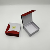 Carton avec logo personnalisé, boîte d'emballage de chocolat pour bonbon sucré faite à la main, boîte cadeau magnétique avec gaufrage d'estampage de feuille d'or