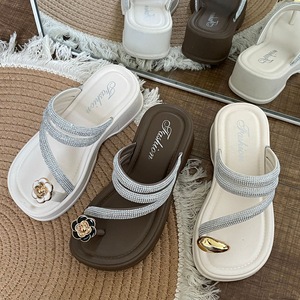 Pantuflas de gamuza suave de alta gama, aptas para uso en interiores y exteriores, pantuflas de invierno para mujer, cómodas y afelpadas, con función antideslizante. - Product Image 5