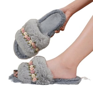 Chaussons d'intérieur doux et confortables pour femmes, version coréenne, à bout ouvert, antidérapants, en peluche perlée, à semelle épaisse, pour l'automne - Product Image 1