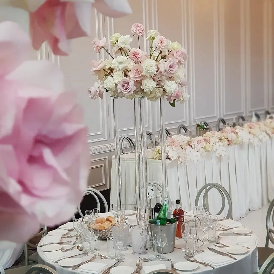 โต๊ะแต่งงานกลางดอกไม้คริสตัลยืนสำหรับงานแต่งงานจัดเลี้ยงงานแต่งงานยืนกลาง