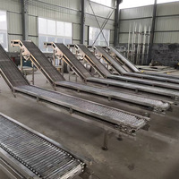 Convoyeur à chaîne à plaques robuste et résistant à l'usure pour le transport de matériel, produits chimiques, matériaux de construction et pièces usinées