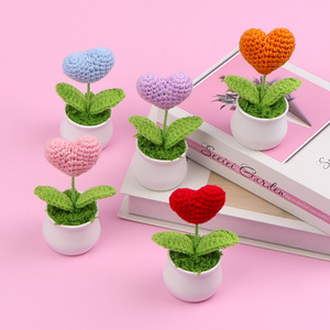 Plante en pot en forme de cœur finie, décoration de bureau faite à la main en laine tricotée, petits ornements de voiture réalistes, un petit cadeau pour - Product Image 1