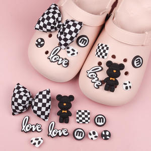 Sabots de jardin à lèvres rouges cerise fraise chaussures en plastique colorées pour filles avec décorations de chaîne et de boutons accessoires floraux - Product Image 4