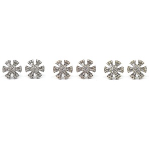 Boucles d'oreilles clous en or blanc 18 carats en forme de fleur avec diamants véritables pour femme, style mignon pour mariages et soirées - Product Image 4