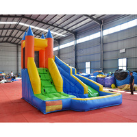 Structure gonflable PVC avec toboggan et piscine à balles, facile à installer pour événements et usage commercial