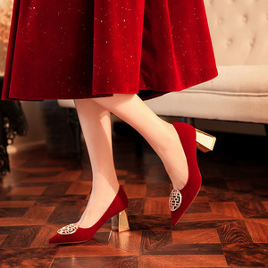Zapatos de Novia Rojos con Tacón Grueso, Punta Puntiaguda, Estilo Slip-On, Elegantes y Cómodos, con Decoración de Hebilla - Product Image 3