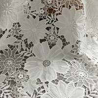 Tissu en dentelle 100% polyester blanc avec broderie florale large sur toute la surface, tissu en dentelle lourdement brodé pour robes de mariée et artisanat