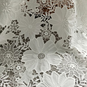 <span class=keywords><strong>Tissu</strong></span> en dentelle 100% polyester blanc avec broderie florale large sur toute la surface, <span class=keywords><strong>tissu</strong></span> en dentelle lourdement brodé pour robes de mariée et artisanat - Product Image 4