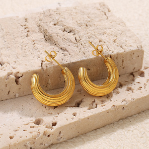 Boucles d'oreilles créoles en forme de C plaquées or en acier inoxydable, bijoux tendance, collection été 2025 - Product Image 3