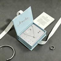 Boîtes à bijoux en papier kraft carrées personnalisées en gros, logo UV et gaufré, fabricant de boîtes cadeaux en carton avec estampage à chaud