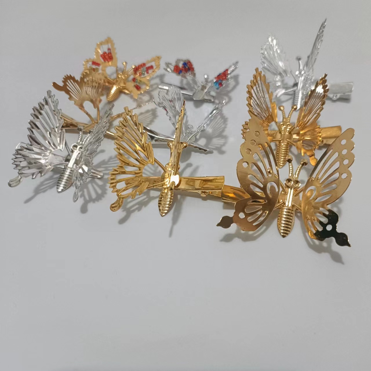 Популярная Красивая темпераментная Маленькая Золотая заколка для волос, зажимы для волос, ювелирные изделия, аксессуары для волос для девочек, зажимы для волос с движущимися крыльями и бабочками
