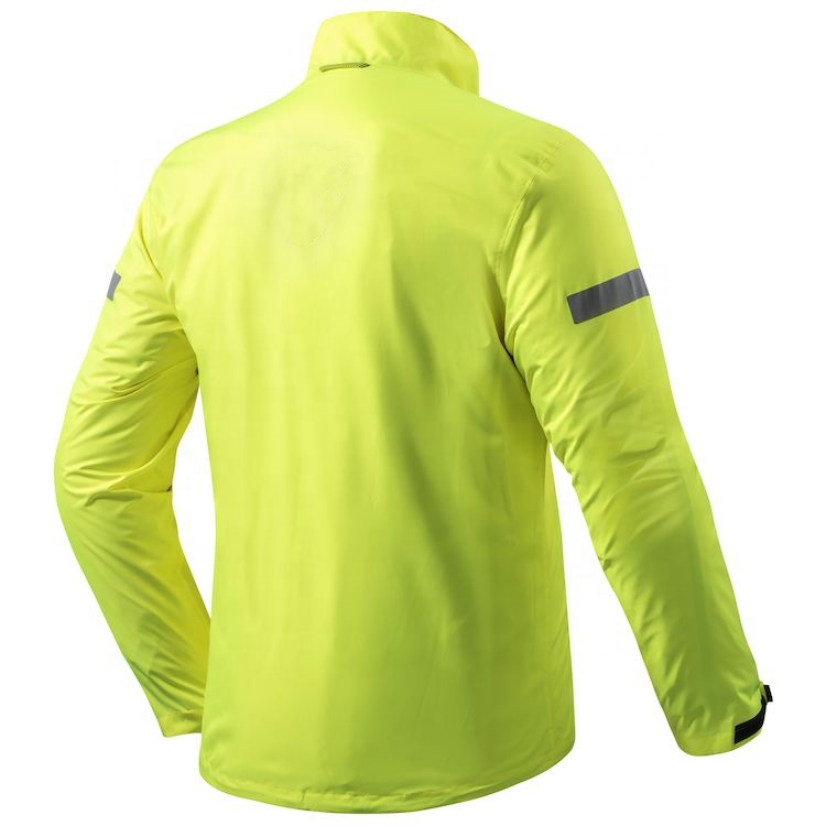 Bescherm jezelf en je motor tegen de elementen met onze duurzame regenjassen en bodywarmers voor motorrijders Bescherm jezelf en je motor tegen de elementen met onze duurzame regenjassen en bodywarmers voor motorrijders