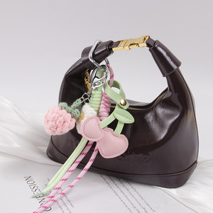 Porte-clés et breloques de sac 2026 en plastique léger, style dessin animé, avec pompons, pendentifs cœur et nœud, et cerises, accessoires de décoration - Product Image 3