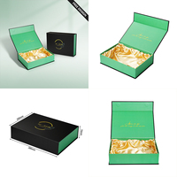 Caja de Empaque Magnética Negra Personalizada con Logotipo para Extensiones de Cabello, con Interior Verde y Forro de Satén Dorado, Caja Rígida para Regalo de Pelucas