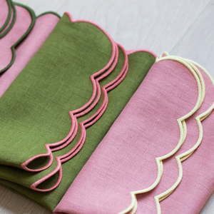 Servilletas de lino con borde festoneado bordadas en blanco con bordado de festoneado verde oliva