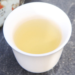 Vente chaude : Gâteau de thé <span class=keywords><strong>Pu</strong></span>-erh de 100 grammes, Bingdao, doux, Cha Bing, <span class=keywords><strong>Pu</strong></span>-erh brut, Lingcang Xiao Puer Cha Bing - Product Image 5