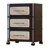 Meuble de rangement mobile moderne en plastique avec tiroirs et façades en rotin, idéal comme table de chevet roulante pour chambre, salle de bain, bureau ou organisateur de placard