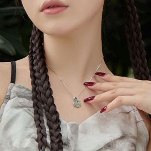 สร้อยข้อมือพร้อมจี้หยกเฮเทียนชุบทองคำขาว 18K เงินแท้ 925 ดีไซน์หรูหราสไตล์จีนสำหรับผู้หญิง ยี่ห้อ DYLAM - Product Image 3