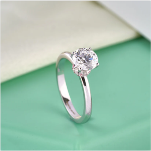 Bague solitaire Moissanite ronde élégante avec des broches solides et une finition lisse conçue pour le glamour quotidien de l'Inde - Product Image 4