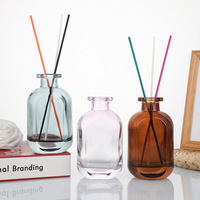Bouteille diffuseur à roseaux en verre de 50 ml avec surface givrée, bouchon en caoutchouc et étiquettes sérigraphiées pour parfum d'intérieur