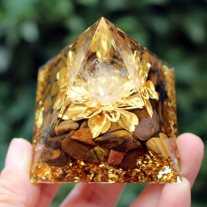 Pirámide de cristal con chip de resina epoxi, adorno de escritorio artesanal con flor de loto y piedras de ojo de tigre, decoración para el hogar, regalo artístico - Product Image 3