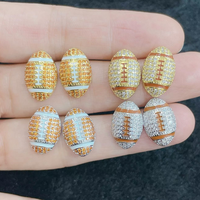 CH-LAE0901 Pendientes de Moda con Micro Pavé de Circonitas, Diseño de Balón de Fútbol Americano, Chapados en Oro, Joyería Deportiva de Cobre