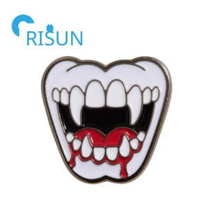 Halloween Bloody Vampire Fangs Black Lips Boca Esmalte Broche Pin Mochila Sombrero Bolsa Collar Solapa Pins Insignias Joyería gótica Regalo - Product Image 3