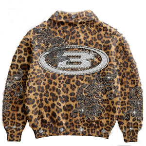 Suéter Personalizado para Hombre con Cuello Camisero, Estampado Digital Completo, Bordado 3D, Parche de Chenilla, Botones, Corte Recortado, Pedrería y Mohair - Product Image 5